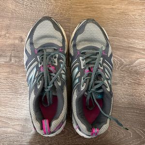 New balance tracking shoes.